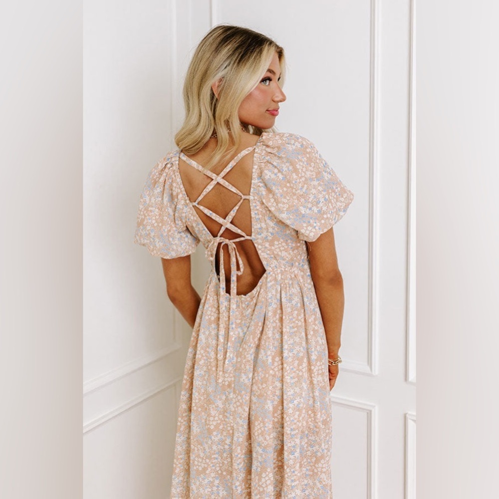 NWT WHIMSICAL DAYDREAM FLORAL MIDI IN PINK ICED LATTE WITH STRAPPY OPEN BACK